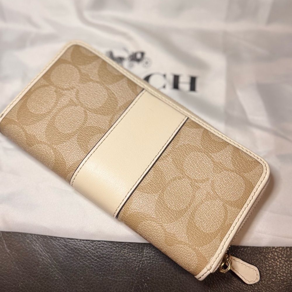 Coach Beige Signature Zip Wallet with Cream Trim - Picture 3 of 6